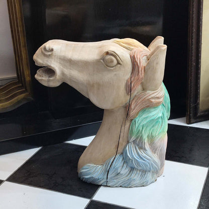 Cap de cal - sculptură în lemn, pictată în nuanțe pastel