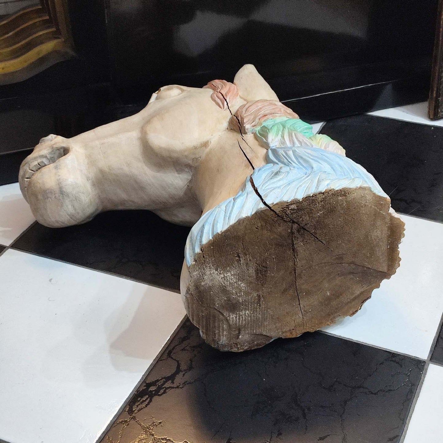 Cap de cal - sculptură în lemn, pictată în nuanțe pastel