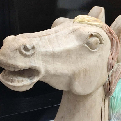 Cap de cal - sculptură în lemn, pictată în nuanțe pastel