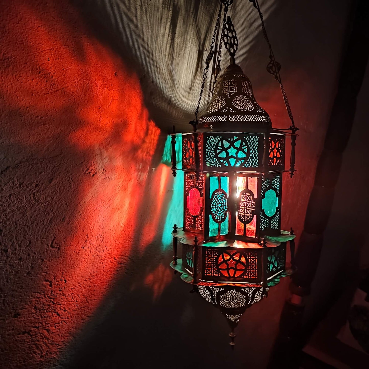 Lustră Antică Marocană din Alamă Perforată cu Sticlă Colorată