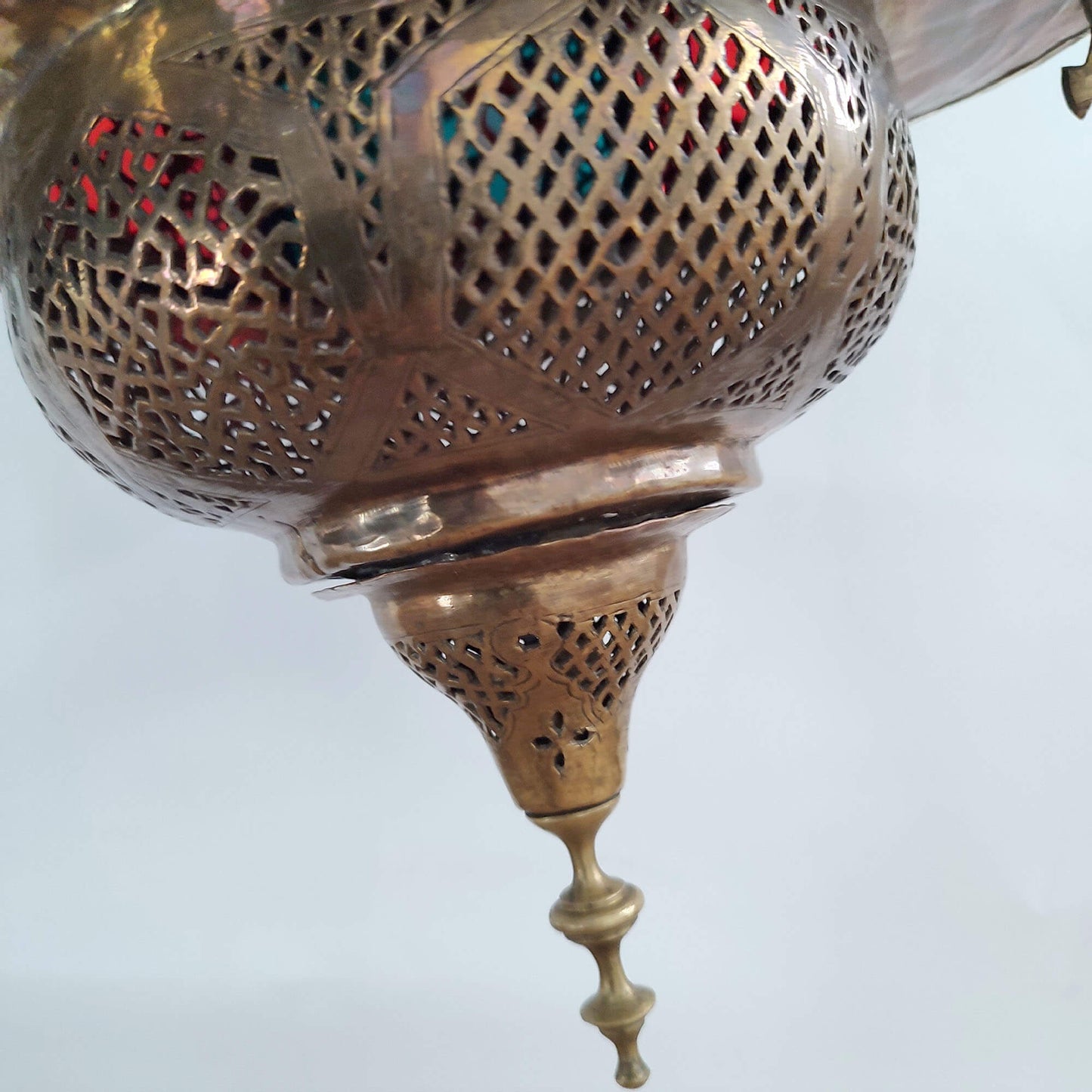 Lustră Antică Marocană din Alamă Perforată cu Sticlă Colorată