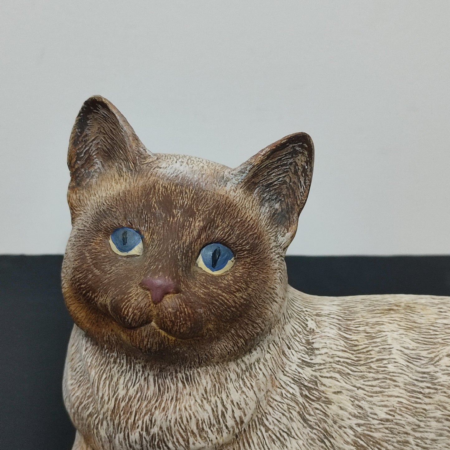 Sculptură Ceramică Pisică Siameză în Mărime Naturală - Pictată Manual, Secolul XX