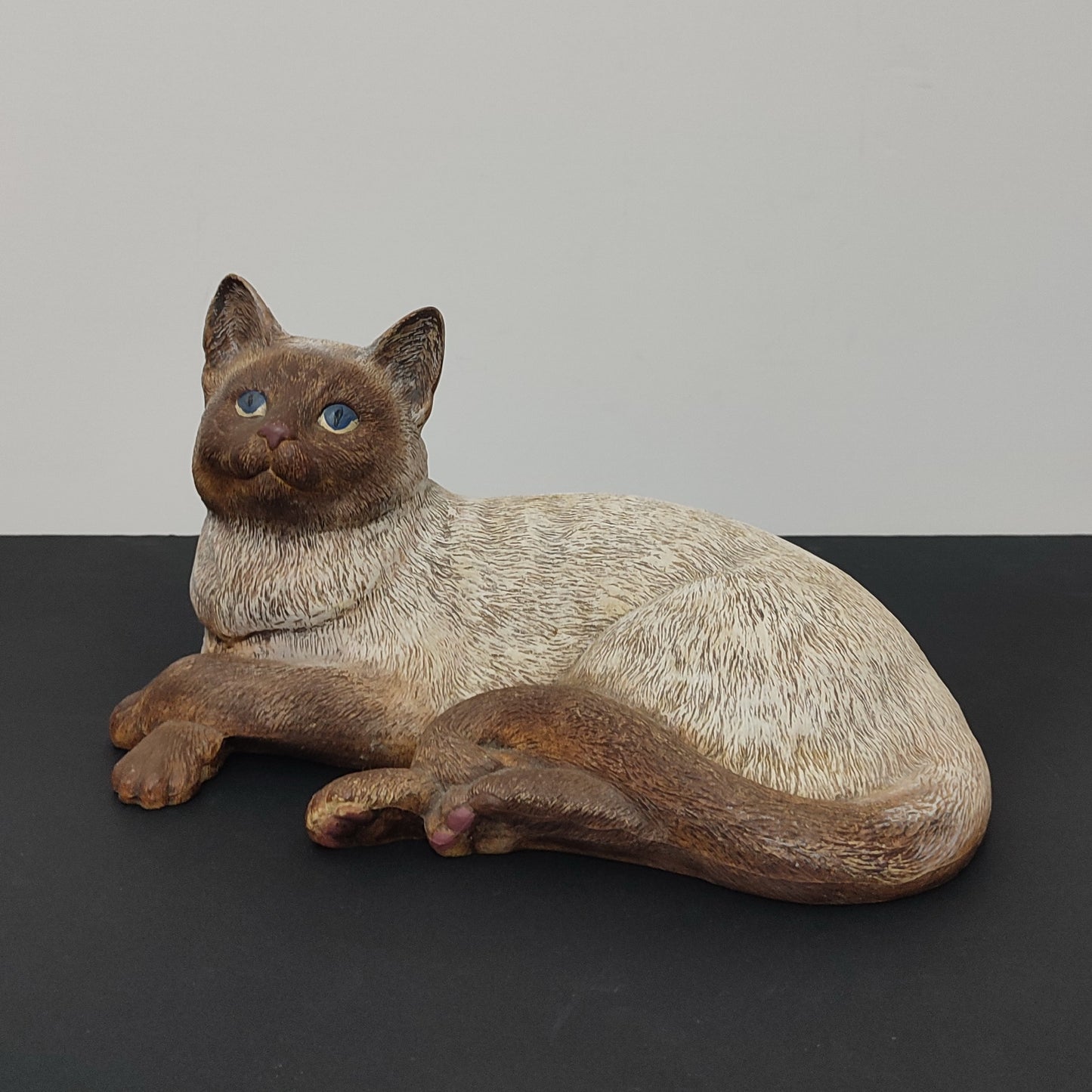 Sculptură Ceramică Pisică Siameză în Mărime Naturală - Pictată Manual, Secolul XX