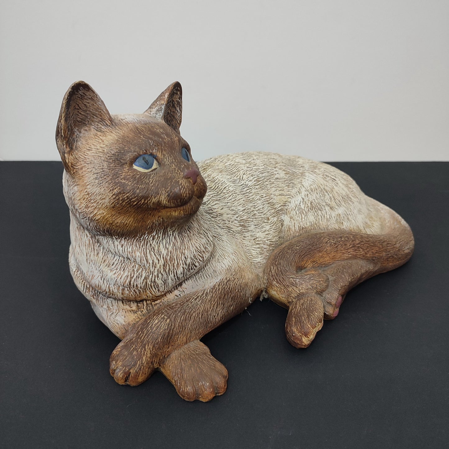 Sculptură Ceramică Pisică Siameză în Mărime Naturală - Pictată Manual, Secolul XX