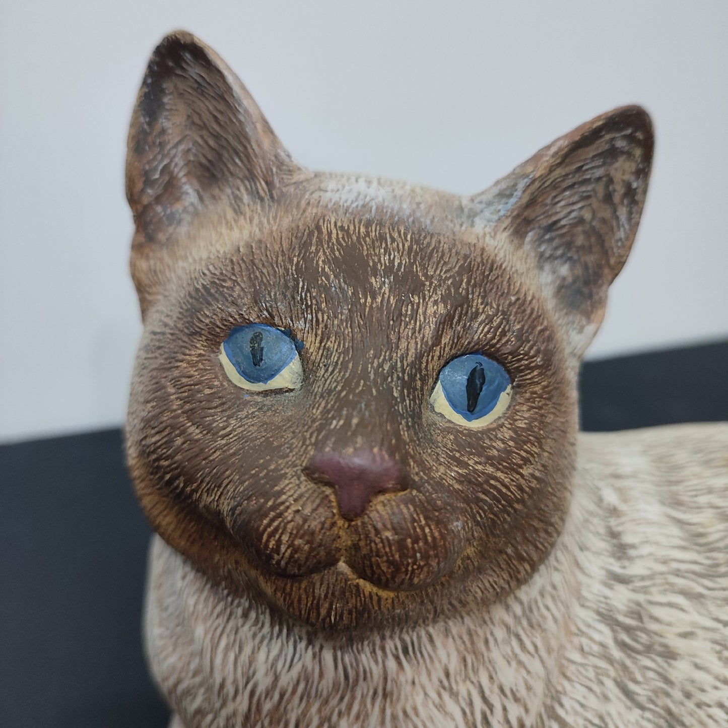 Sculptură Ceramică Pisică Siameză în Mărime Naturală - Pictată Manual, Secolul XX