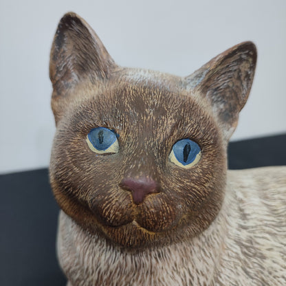 Sculptură Ceramică Pisică Siameză în Mărime Naturală - Pictată Manual, Secolul XX