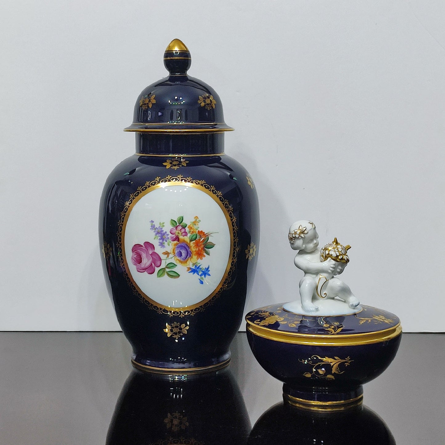 Zaharniță din porțelan cobalt cu capac decorat cu putto, Hutschenreuther