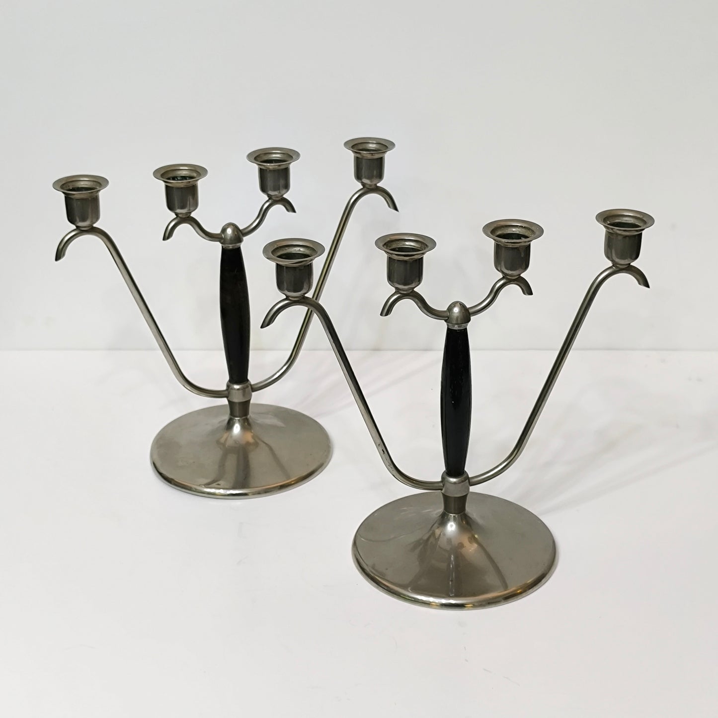 Pereche de Sfeșnice Art Deco din Metal Argintat și Lemn, cu Patru Brațe