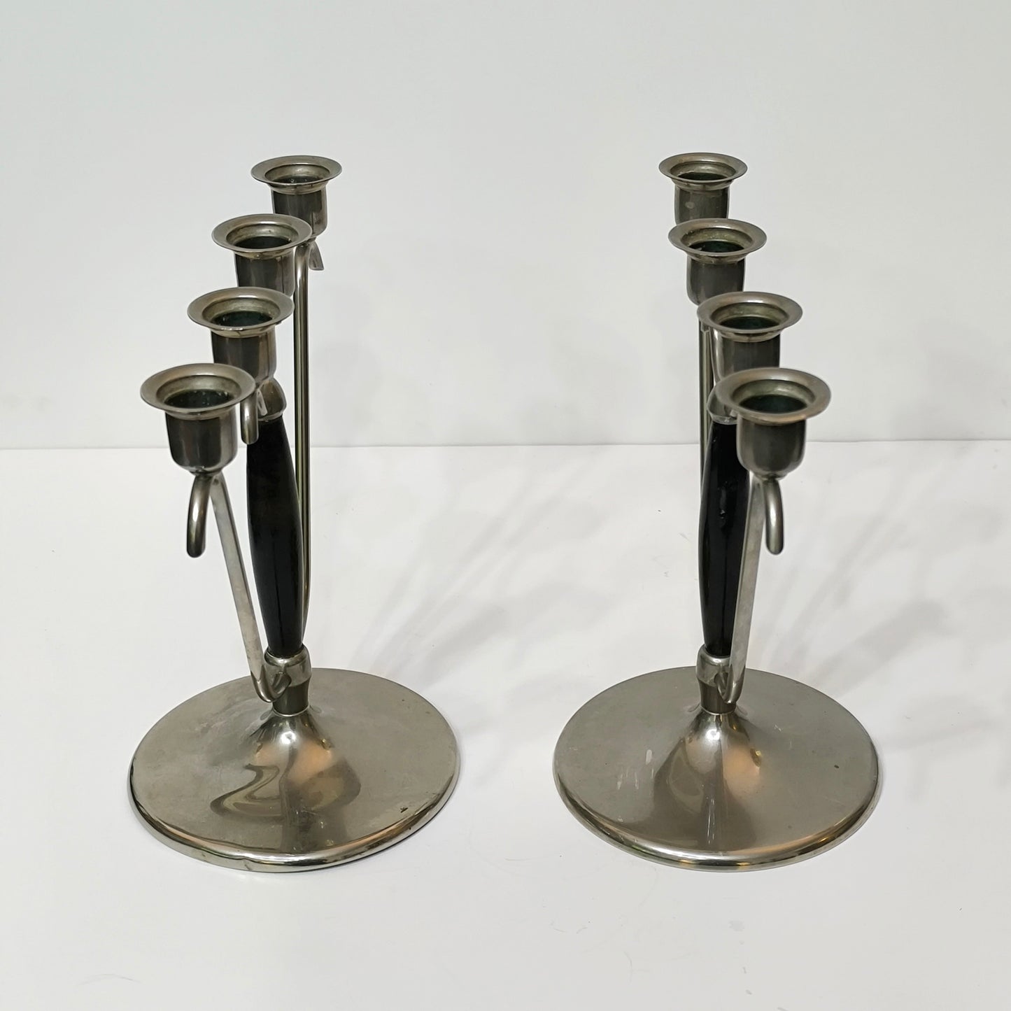 Pereche de Sfeșnice Art Deco din Metal Argintat și Lemn, cu Patru Brațe