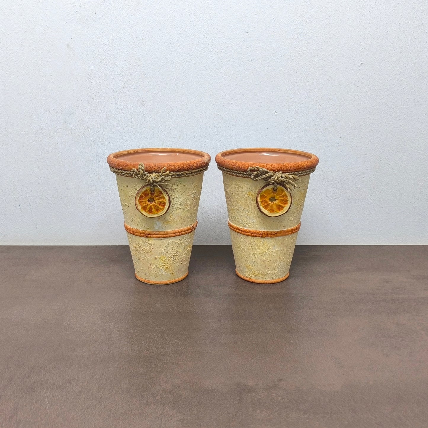 Set de 2 ghivece ceramice, design rustic cu detalii naturale și ornament felie de portocală