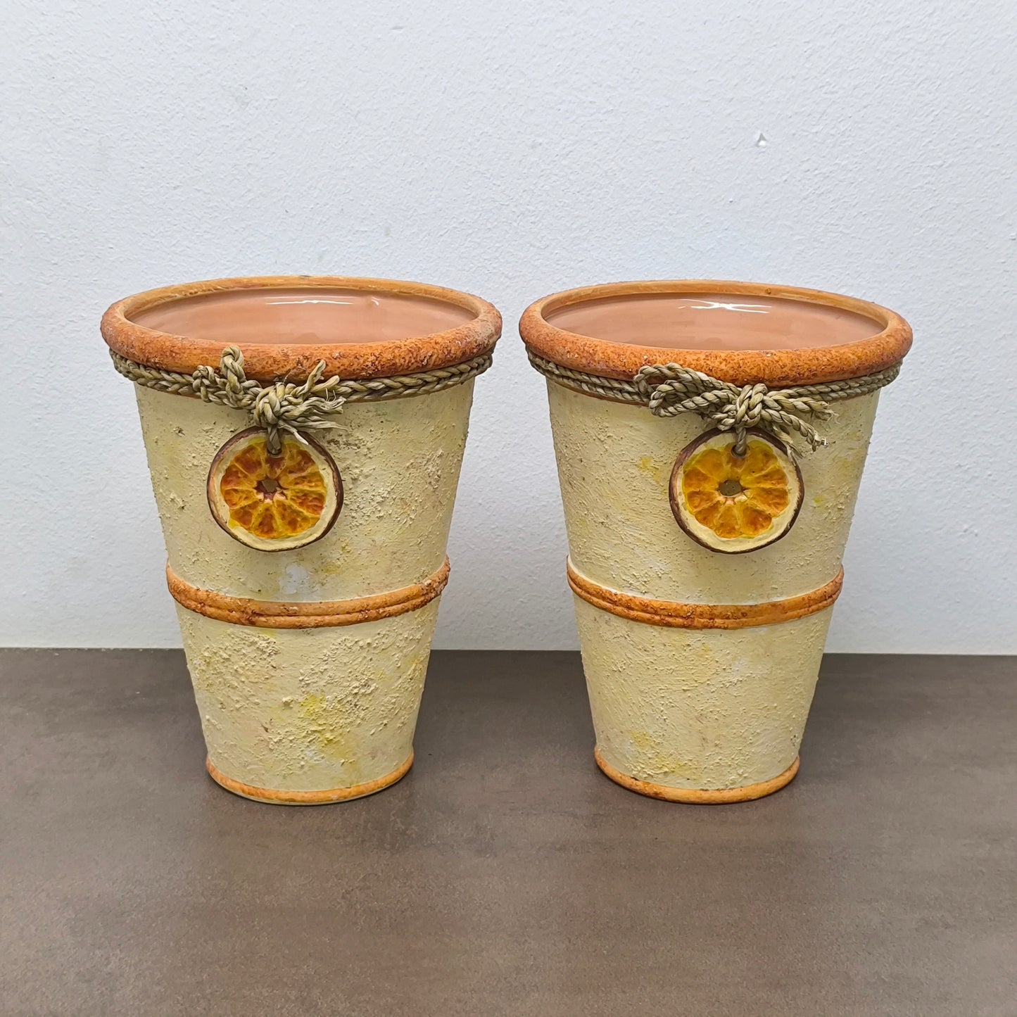Set de 2 ghivece ceramice, design rustic cu detalii naturale și ornament felie de portocală