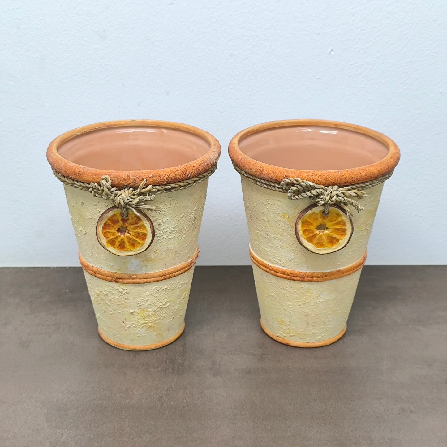 Set de 2 ghivece ceramice, design rustic cu detalii naturale și ornament felie de portocală