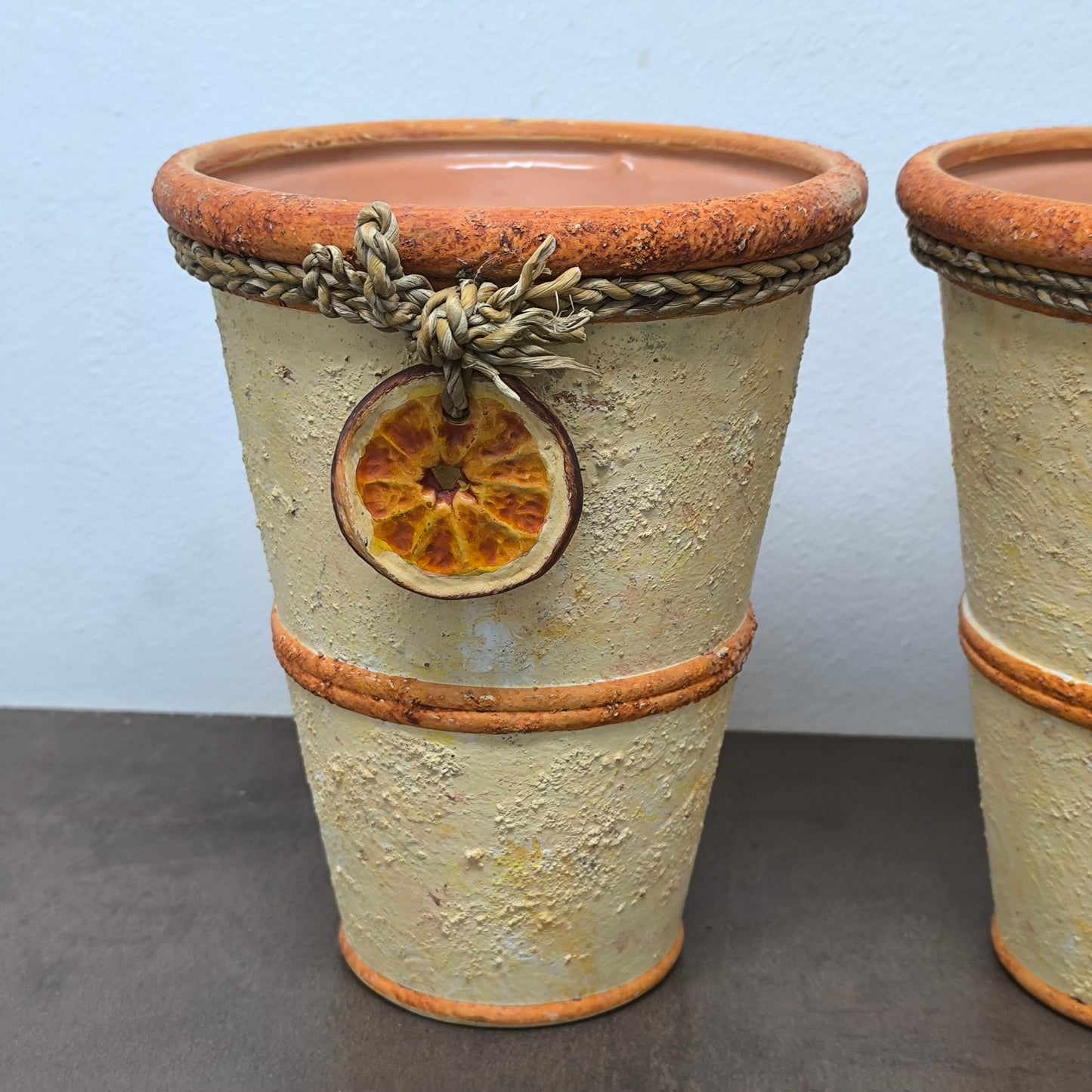 Set de 2 ghivece ceramice, design rustic cu detalii naturale și ornament felie de portocală