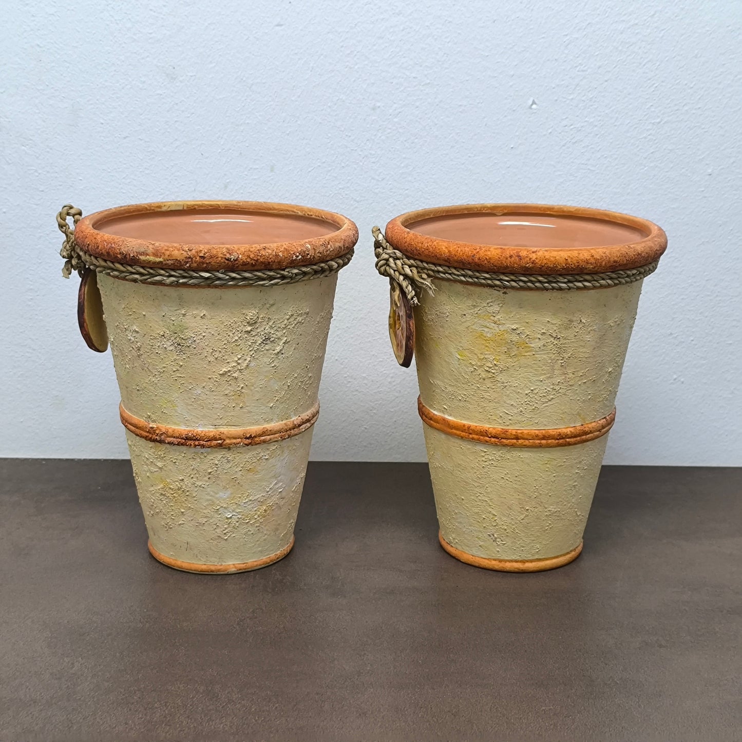 Set de 2 ghivece ceramice, design rustic cu detalii naturale și ornament felie de portocală